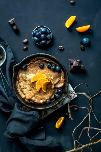 Blaufrucht-Zitronen-Corncakes mit Honig, ein köstlicher und aromatischer Sommergenuss mit Zitrus- und Beerenaromen.